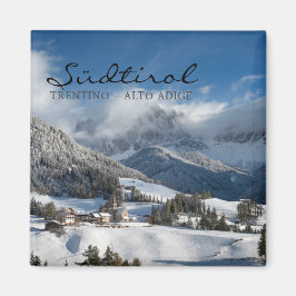 Liten by med Dolomitbergen i snö Magnet