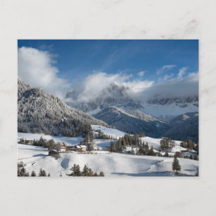 Liten by med Dolomitbergen i snö Vykort