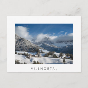 Liten by med Dolomitbergen i snö Vykort