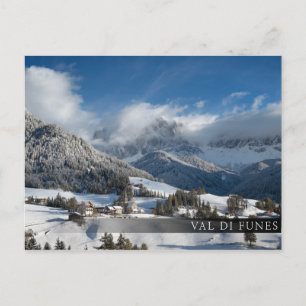 Liten by med Dolomitbergen i snö Vykort