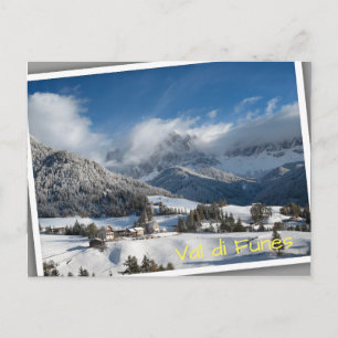 Liten by med Dolomitbergen i snö Vykort