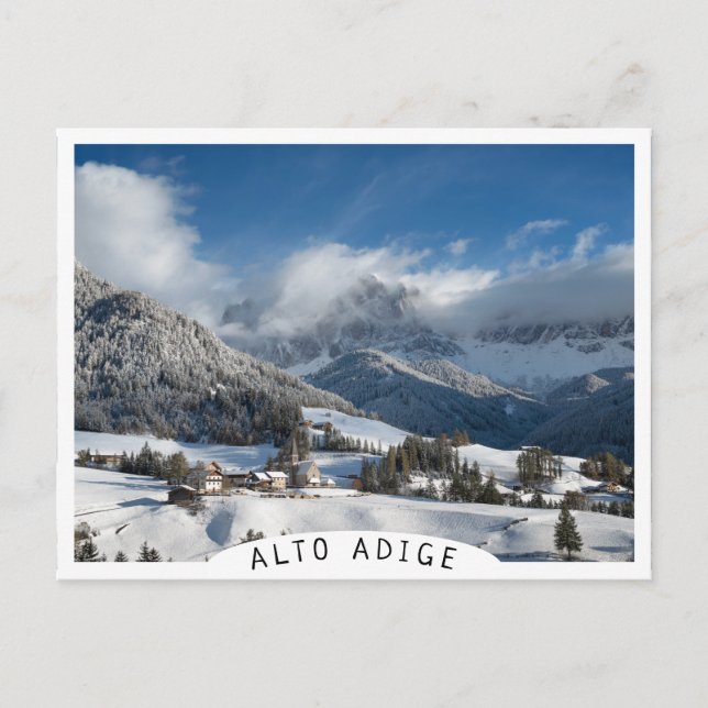 Liten by med Dolomitbergen i snö Vykort (Framsida)