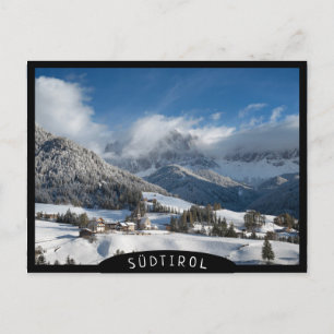 Liten by med Dolomitbergen i snö Vykort