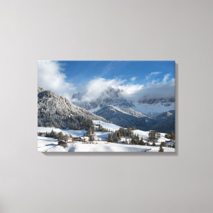 Liten by med Dolomitesberg i snön Canvastryck