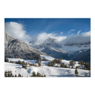 Liten by med Dolomitesberg i snön Fototryck