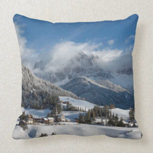 Liten by med Dolomitesberg i snön Kudde