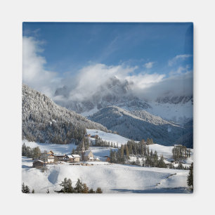 Liten by med Dolomitesberg i snön Magnet