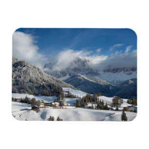 Liten by med Dolomitesberg i snön Magnet