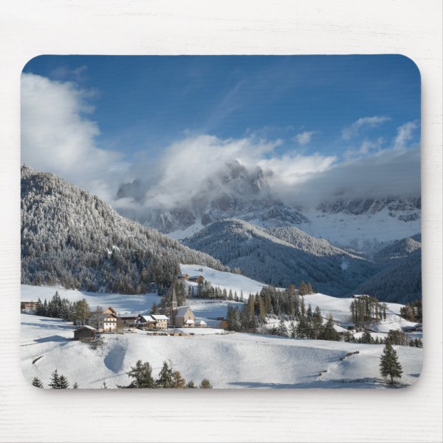 Liten by med Dolomitesberg i snön Musmatta (Framsidan)