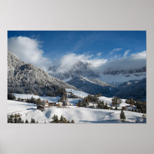 Liten by med Dolomitesberg i snön Poster