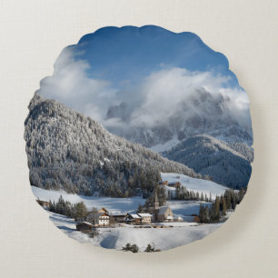 Liten by med Dolomitesberg i snön Rund Kudde