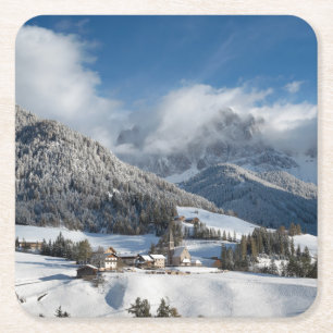 Liten by med Dolomitesberg i snön Underlägg Papper Kvadrat