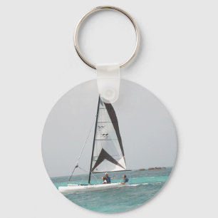 Liten Catamaransegelbåt Keychain Nyckelring