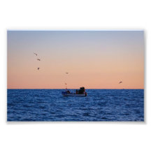Liten fiskebåt vid solnedgång i Portugal