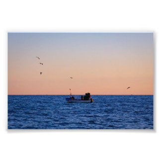 Liten fiskebåt vid solnedgång i Portugal Fototryck
