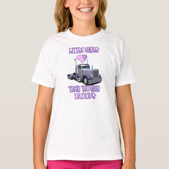 Liten flicka älskar deras tee shirt (Framsida)