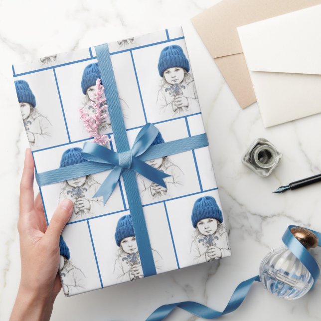 Liten flicka i blå hatt med förgätmigejblommor presentpapper (Gifting)