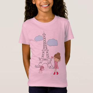 Liten flicka i Paris med pudelskjortan för en T-shirt