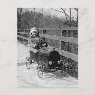 Liten flicka kör pedalbil, 1922 vykort