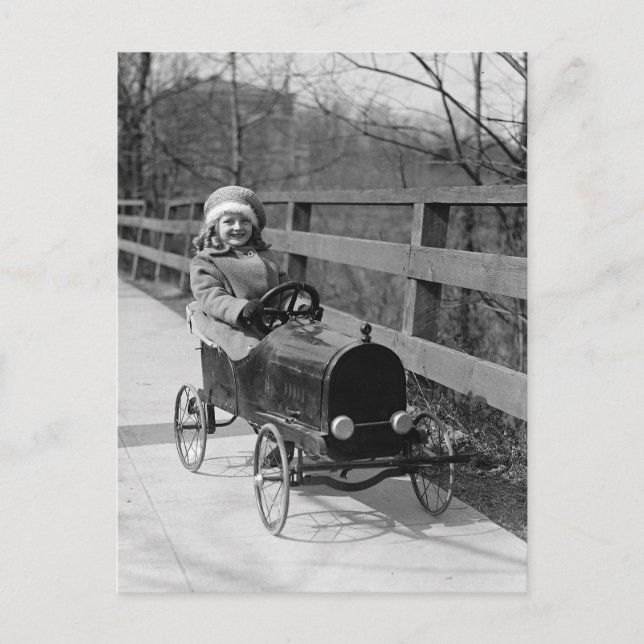 Liten flicka kör pedalbil, 1922 vykort (Framsida)