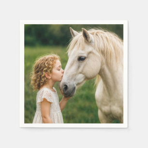 Liten flicka kysser sin häst pappersservett
