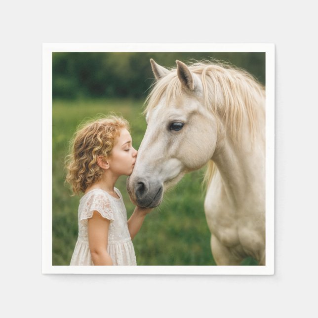 Liten flicka kysser sin häst pappersservett (Framsidan)