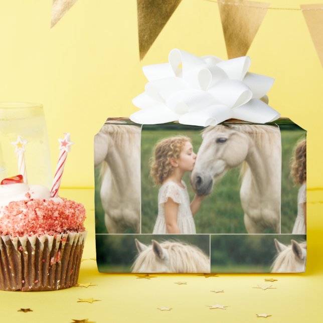 Liten flicka kysser sin häst presentpapper (Födelsedagsfest)