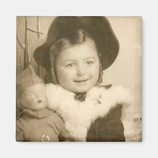 liten flicka med dockmagnet magnet