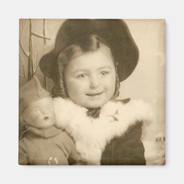 liten flicka med dockmagnet magnet (Framsidan)