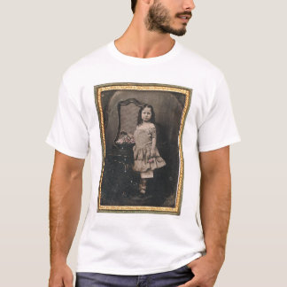 Liten flicka med en basket av blommor (40319) t-shirt