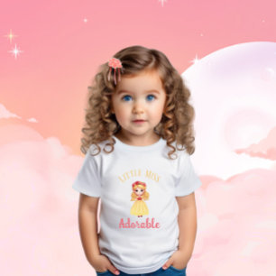 Liten flicka med gult klänning t shirt