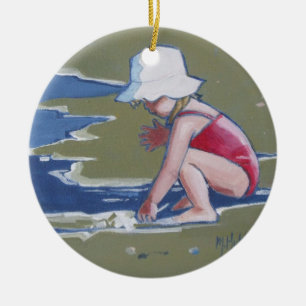 Liten flicka med hatt på stranden med vinkara julgransprydnad keramik