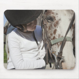 Liten flicka med henne häst musmatta