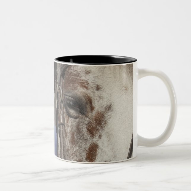 Liten flicka med henne häst Två-Tonad mugg (Höger)