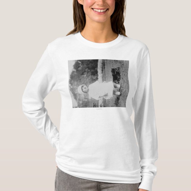 Liten flicka med leksakvagn fotograferar t shirt (Framsida)