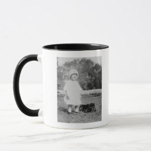 Liten flicka med leksakvagn mugg