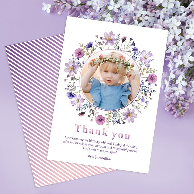 Liten flicka med lila vildblomma Tack Fotokort Kort (Beautiful floral thank you card)