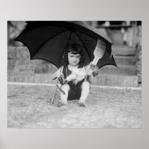 Liten flicka på stranden, 1923. Gammalt foto Poster