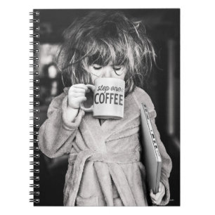 Liten flicka som dricker kaffe anteckningsbok