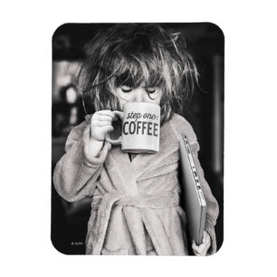 Liten flicka som dricker kaffe magnet