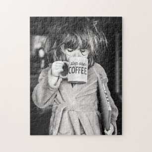 Liten flicka som dricker kaffe pussel