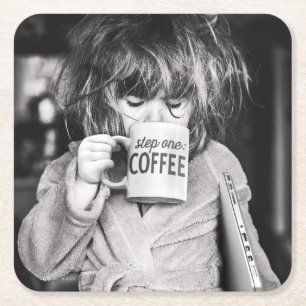 Liten flicka som dricker kaffe underlägg papper kvadrat
