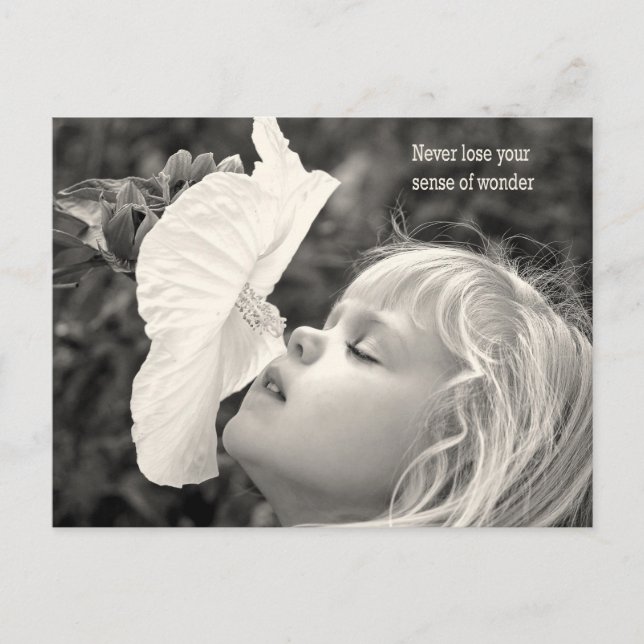 liten flicka som snokar hibiscus helg vykort (Framsida)