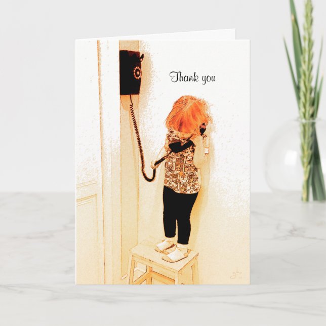 Liten flicka som talar på en gammal svart, ringer kort (Framsida)