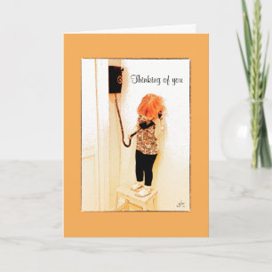 Liten flicka som talar på en traditionell, ringer kort