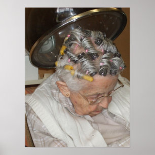 Liten gammal kvinna under hårtorktumlare poster