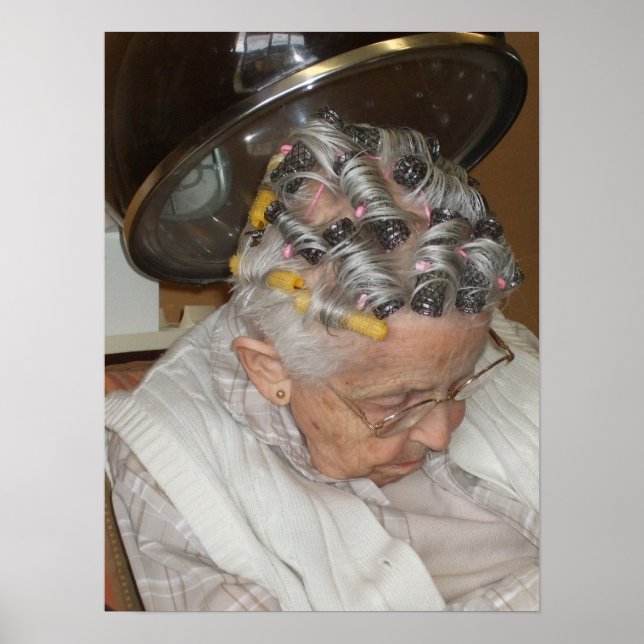 Liten gammal kvinna under hårtorktumlare poster (Framsidan)