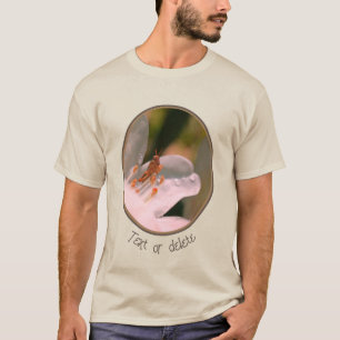 Liten gräshoppa på vit azaleablomma  t shirt