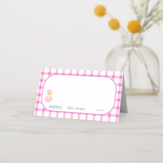 Liten gul kyckling Rosa rutig kant vikt Placeringskort (Framsida)