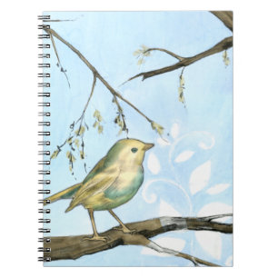 Liten Gult Bird Pery på ett Gren Tittar Anteckningsbok Med Spiral